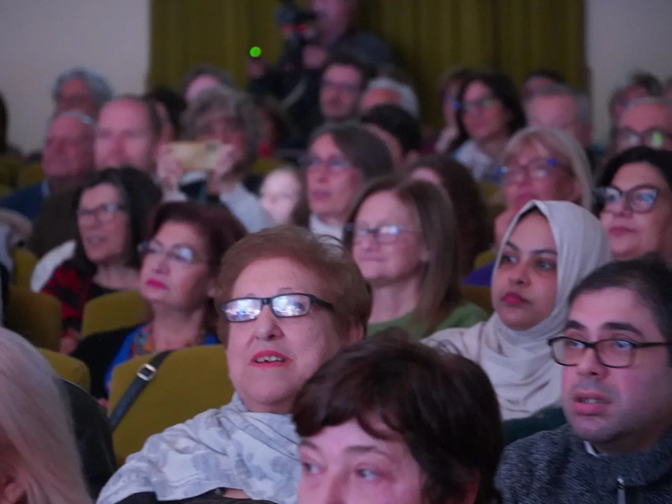 Pubblico del Kursaal Santalucia - Foto dello Spettacolo teatrale “Un posto in più” a cura del Centro Servizi Famiglie quartiere Libertà Bari per la regia di Abra Lupori - Meeting del Volontariato 2025 "Il Coraggio della Speranza" 14 Dicembre 2025 ore 11:00